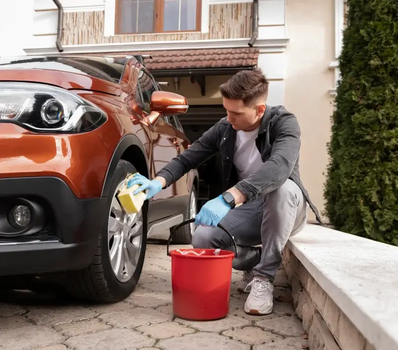 Lavage auto à domicile Écoche : professionnel intervenant sur un véhicule